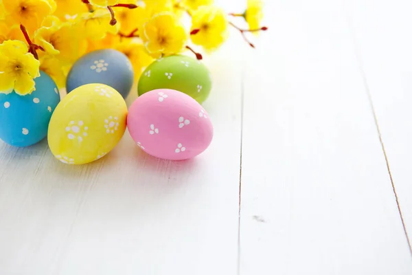Beyaz Ahşap Arka Planda Renkli Paskalya Yumurtaları Mutlu Paskalyalar — Stok fotoğraf
