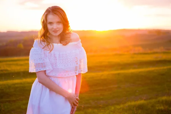 Schöne Lächelnde Frau Auf Einem Feld Bei Sonnenuntergang Schöne Model — Stockfoto