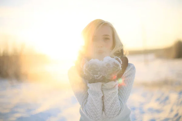 Giovane Donna Godendo Inverno — Foto Stock