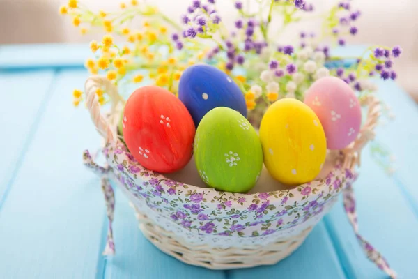 Uova Pasqua Cesto Superficie Legno — Foto Stock