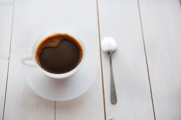 Witte Koffiebeker Met Rijke Koffie Een Witte Houten Tafel — Stockfoto