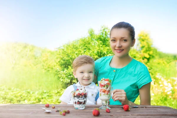 Sevgi Dolu Bir Aile Anne Oğlu Yeşil Bahçede Güneşli Bir — Stok fotoğraf