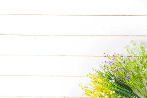 Den Vackra Plast Våren Blommor Vit Trä Bakgrund Utsikt Ovanifrån — Stockfoto