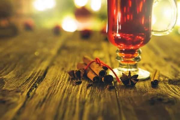 Ein Einziges Glas Glühwein Auf Defokussiertem Christbaumhintergrund — Stockfoto