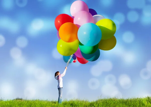 快乐的女人拿着气球跳 — 图库照片