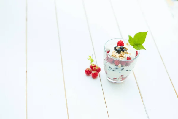 Postre Capas Saludables Con Crema Sobre Fondo Madera Con Espacio — Foto de Stock