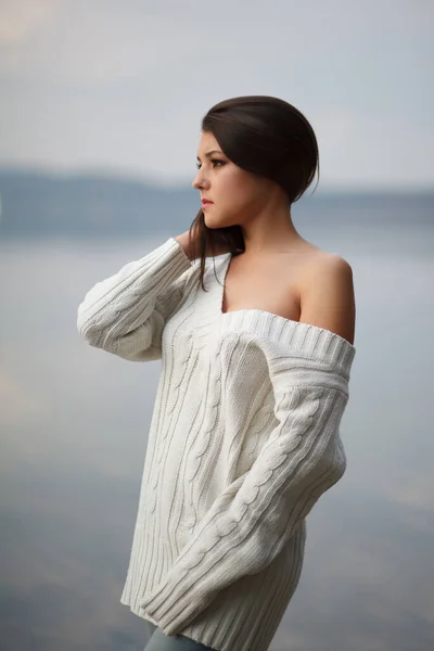 Foto Van Een Mooie Vrouw Met Donker Haar Die Een — Stockfoto