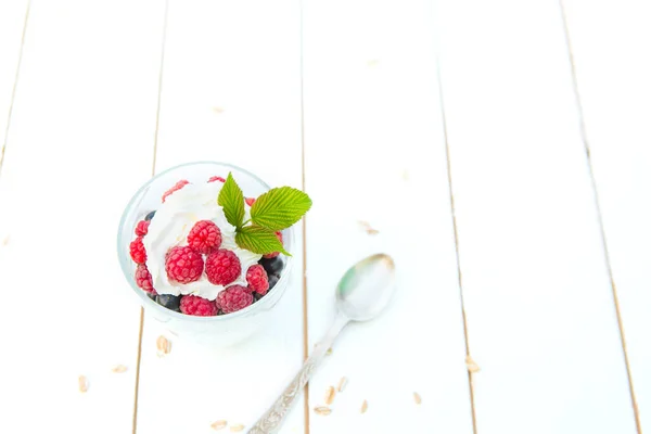 Postre Capas Con Queso Crema Frambuesa Vaso Sobre Mesa Madera —  Fotos de Stock