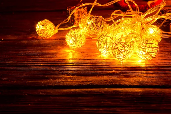 Weihnachtsbeleuchtung Auf Holzgrund Weihnachtlicher Hintergrund — Stockfoto