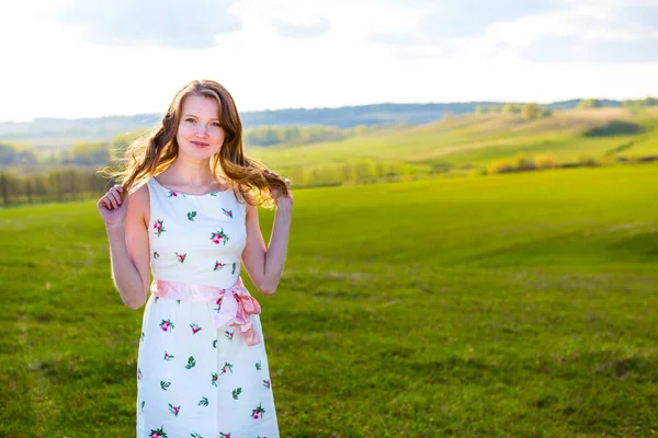 Menina Beleza Livre Desfrutando Natureza Menina Modelo Bonita Vestido Branco — Fotografia de Stock