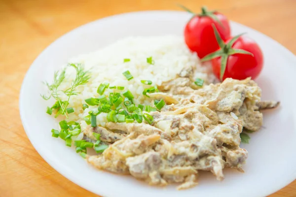 Carne Manzo Stroganoff Con Riso Pomodori Verdure Sul Piatto — Foto Stock