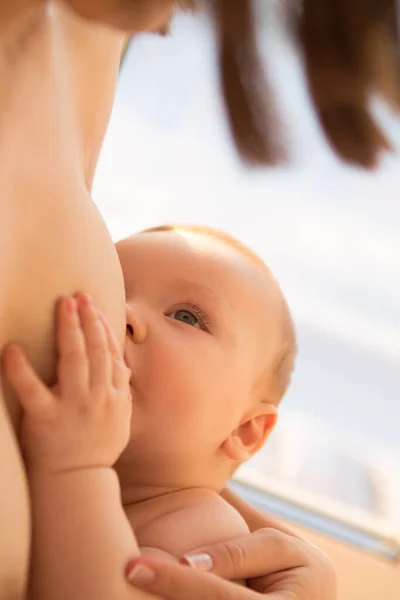 Madre Joven Sosteniendo Hijo Recién Nacido Mamá Amamantando Bebé Mujer — Foto de Stock
