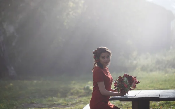 Mooie Vrouw Het Herfstpark Zonnestralen Die Neerslaan Een Vrouw Die — Stockfoto