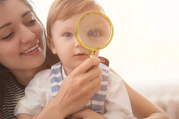 Mom Her Son Looking Magnifying Glass Little Boy Magnifying Glass — Stock Photo, Image