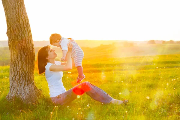 Retrato Foto Mãe Feliz Com Bebê Fundo Pôr Sol Mãe — Fotografia de Stock