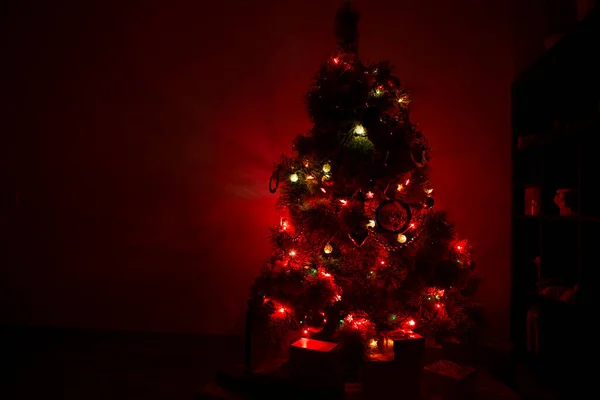 Krásný Vánoční Stromek Vícebarevná Světla Tmavém Pozadí — Stock fotografie