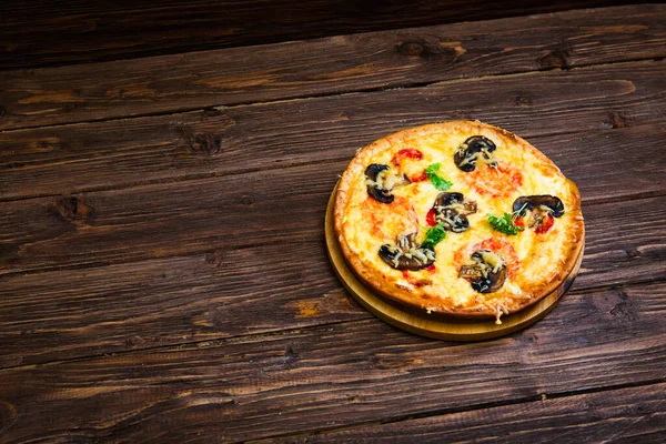 Appetitliche Pizza Mit Pilzen Auf Einem Braunen Holztablett — Stockfoto