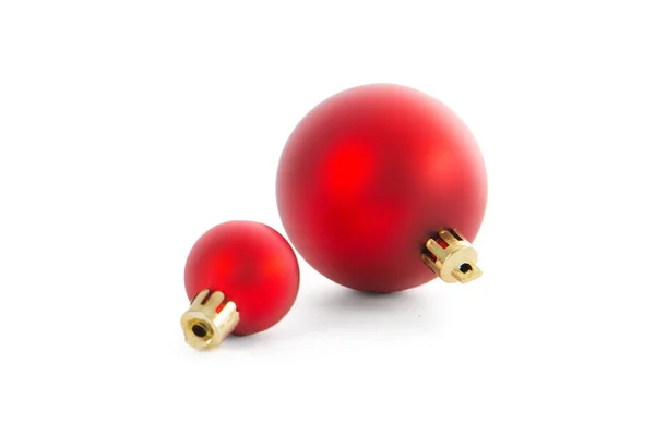 Twee Prachtige Rode Kerstballen Geïsoleerd Witte Achtergrond Studio Schot Close — Stockfoto