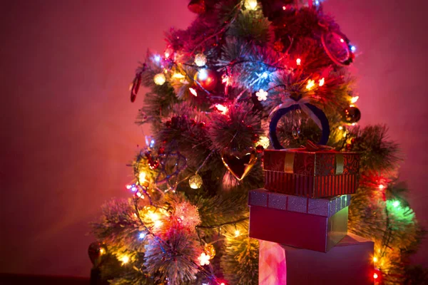 Krásný Vánoční Stromek Vícebarevná Světla Tmavém Pozadí — Stock fotografie