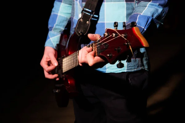 빛으로 기타를 연주하는 사람의 — 스톡 사진