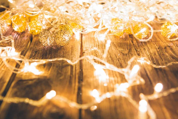 Weihnachtsbeleuchtung Auf Einem Holztisch Als Hintergrund Oder Textur — Stockfoto