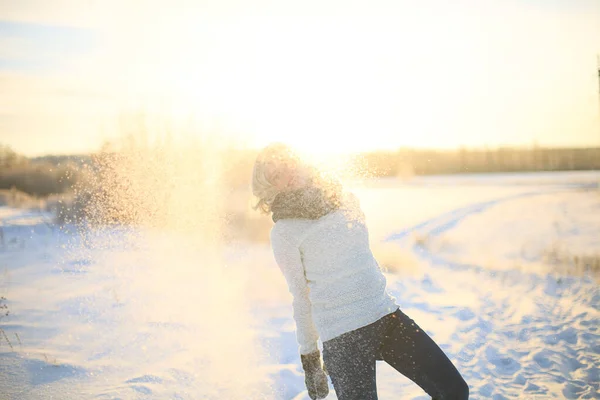 Genç Bayan Kışın Tadını Çıkarıyor — Stok fotoğraf
