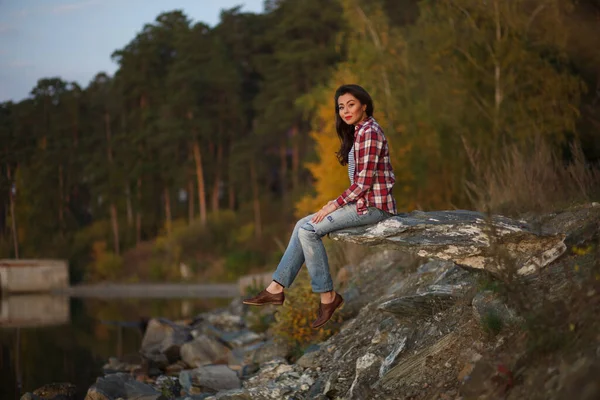 Młoda Kobieta Siedząca Nad Jeziorem Lesie — Zdjęcie stockowe
