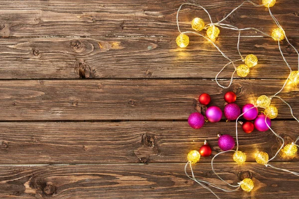 Kerstversiering Houten Ondergrond Kerstballen Met Kerstverlichting Houten Tafel — Stockfoto