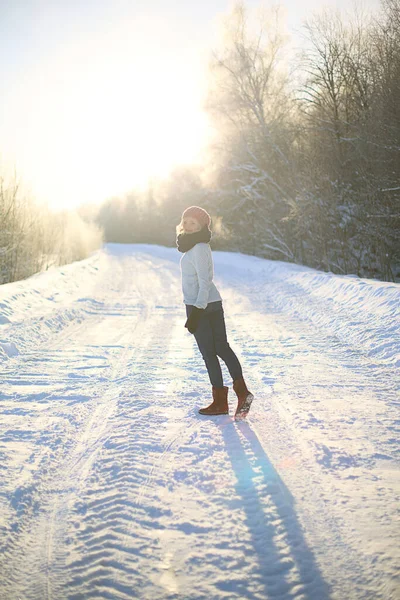 Junge Frau Genießt Den Winter — Stockfoto