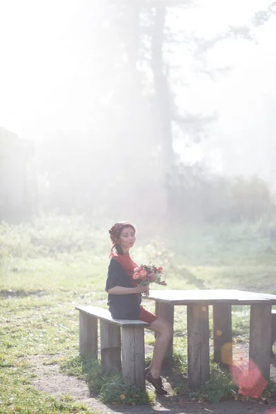 Mädchen Bild Einer Waldfee Mit Blumen Den Händen Sonnenstrahlen Schlagen — Stockfoto