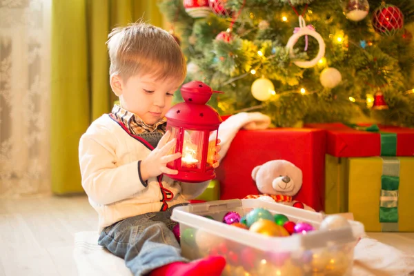 Lindo Niño Pequeño Decorando Árbol Navidad Habitación Vacaciones Navidad Año — Foto de Stock
