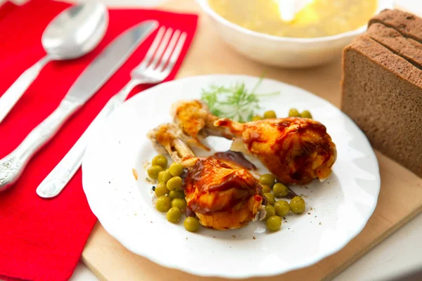 Patas Pollo Plato Blanco Con Salsa Mesa —  Fotos de Stock