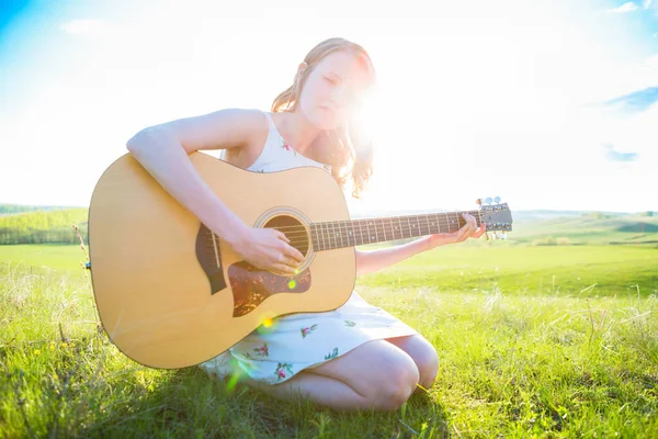 Chica Campo Sentado Con Guitarra Acústica Campo Copiar Espacio Para —  Fotos de Stock