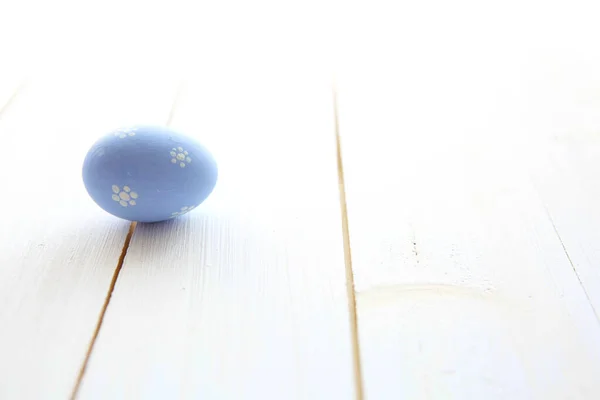 白い古い木製のテーブルの上に1つの青い卵 イースター休暇の背景 — ストック写真