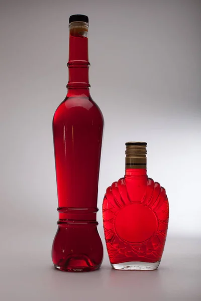 Czerwona Butelka Wódki Tle Zbliżenie — Zdjęcie stockowe