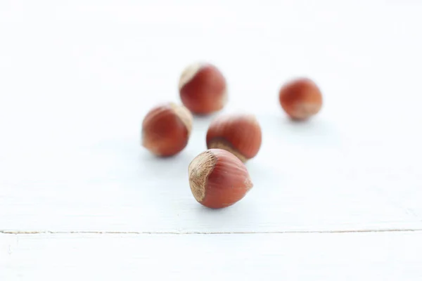 Noisettes Sur Table Bois Blanc Avec Chemin Coupe — Photo