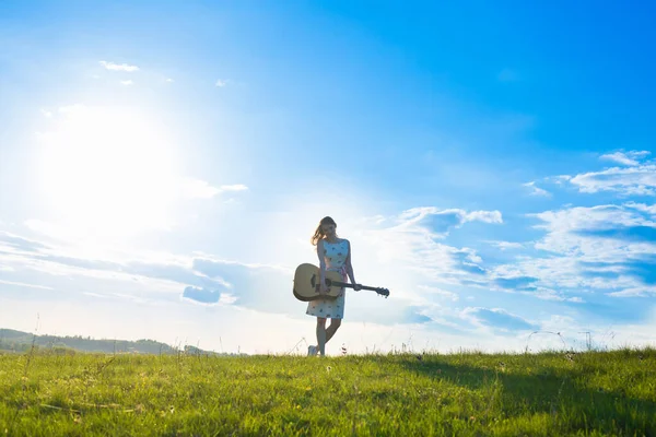 Frauen Mit Gitarre Über Dem Sonnenuntergangshimmel Selektiver Fokus — Stockfoto
