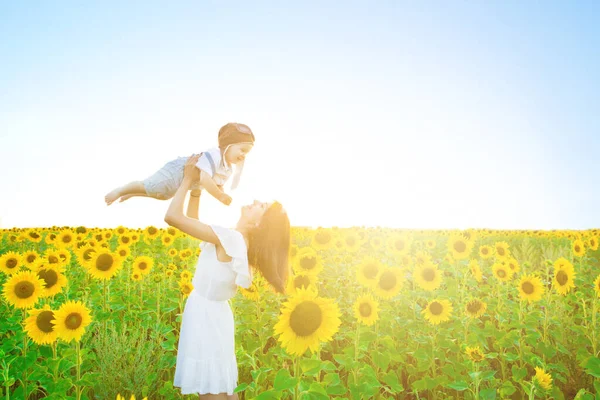 Glückliches Kind Und Mutter Spielen Mit Spielzeugflugzeug Vor Blauem Sommerhimmel — Stockfoto