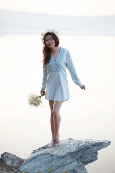 一个带着一束牡丹的快乐漂亮女人的画像 在大海的背景上日落之光 — 图库照片