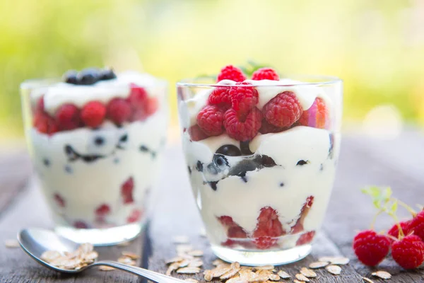 Deliciosos Sundaes Groselha Preta Sobremesas Servidas Livre Camadas Coloridas Sorvete — Fotografia de Stock