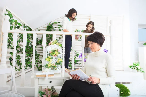 Familie im Garten — Stockfoto