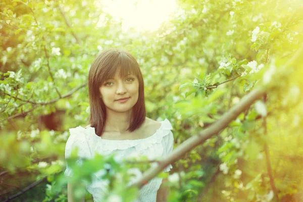 春の庭の美しい女性 — ストック写真