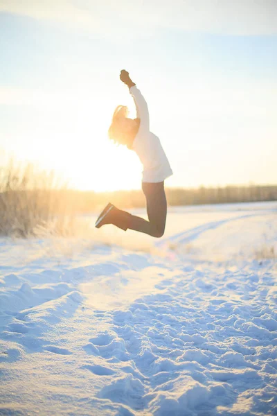 Jovem Mulher Desfrutando Inverno — Fotografia de Stock