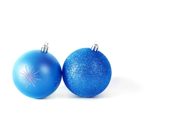 Twee Blauwe Kerstballen Geïsoleerd Witte Achtergrond — Stockfoto