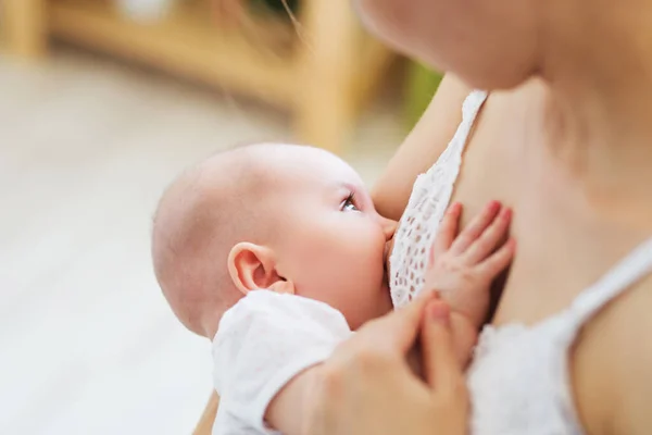 Giovane Mamma Che Allatta Suo Bambino Appena Nato Concetto Lattazione — Foto Stock