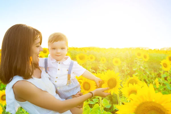 Família Feliz Com Girassóis Divertindo Livre Campo Verão Girassóis — Fotografia de Stock