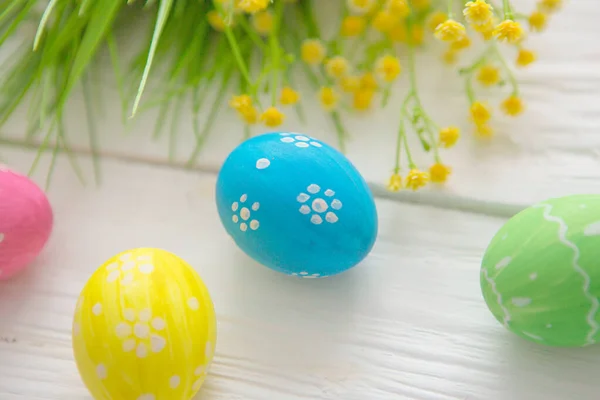 Huevos Pascua Sobre Una Superficie Madera Blanca — Foto de Stock