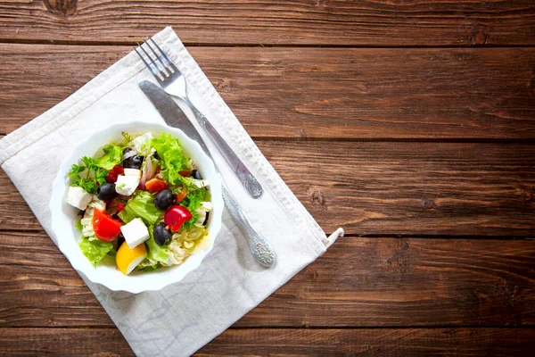 Taze Yunan Salatası Domates Feta Ahşap Masada Zeytin — Stok fotoğraf