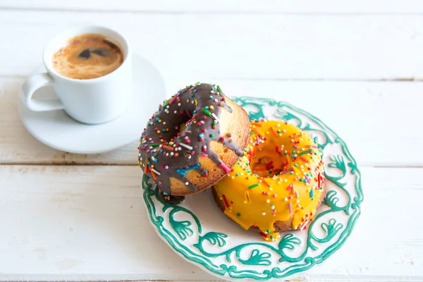 Rosquilla Amarilla Café Sobre Fondo Madera — Foto de Stock