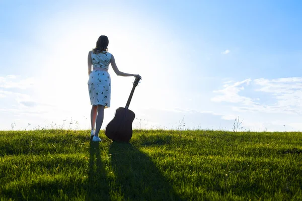 Schöne Junge Blonde Frau Kleid Hält Die Gitarre Auf Bewölkten — Stockfoto